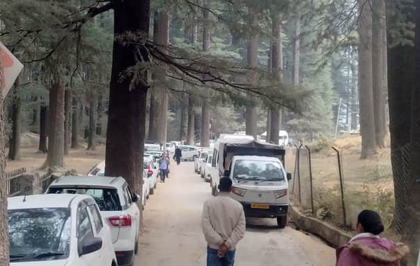 मनाली में लगा पर्यटन वाहनों का लंबा जाम।इससे स्थानीय लोग और पर्यटक परेशान।-संवाद