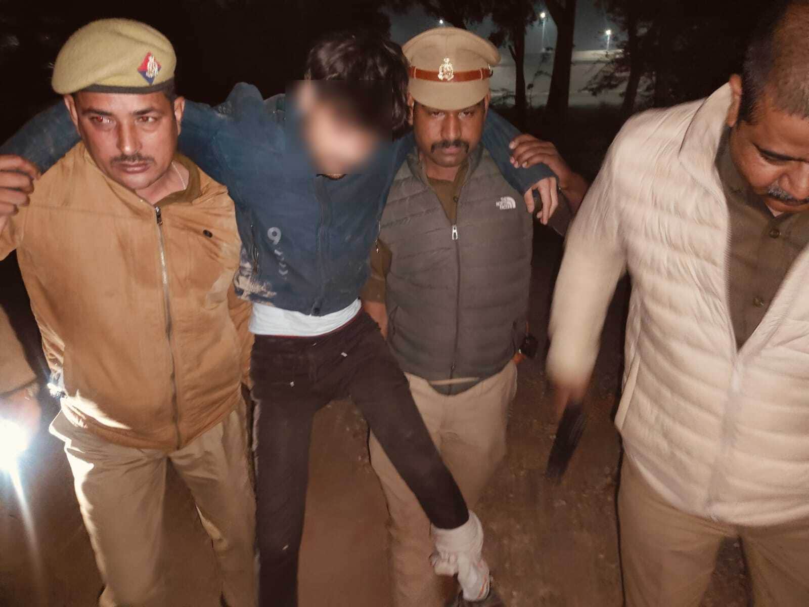मुठभेड़ में घायल आरोपी को ले जाते पुलिस कर्मी। विभाग स्रोत