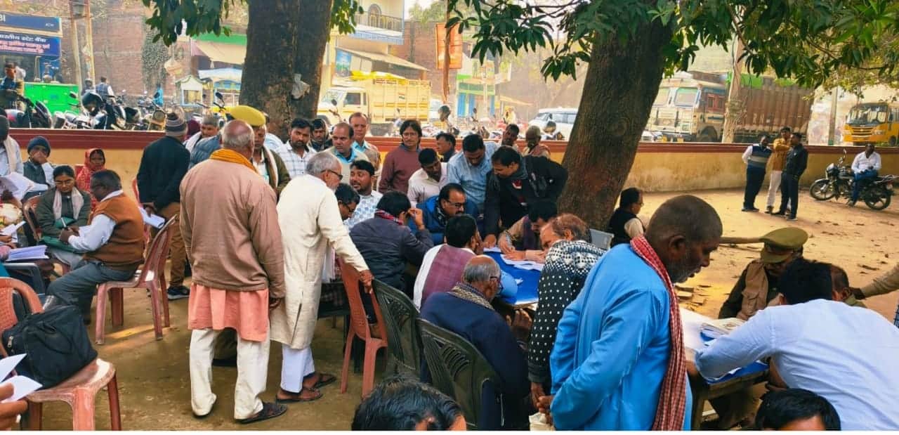 नगरा थाना परिसर में आयोजित थाना समाधान दिवस पर फरियादियों की फरियाद सुनते एसआई उमाशंकर।संवाद