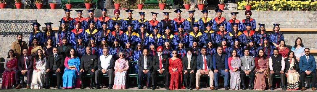 पाइनग्रोव स्कूल धर्मपुर में दीक्षांत समारोह के दौरान मौजूद विद्यार्थी व अन्य। स्रोत स्कूल प्रबं