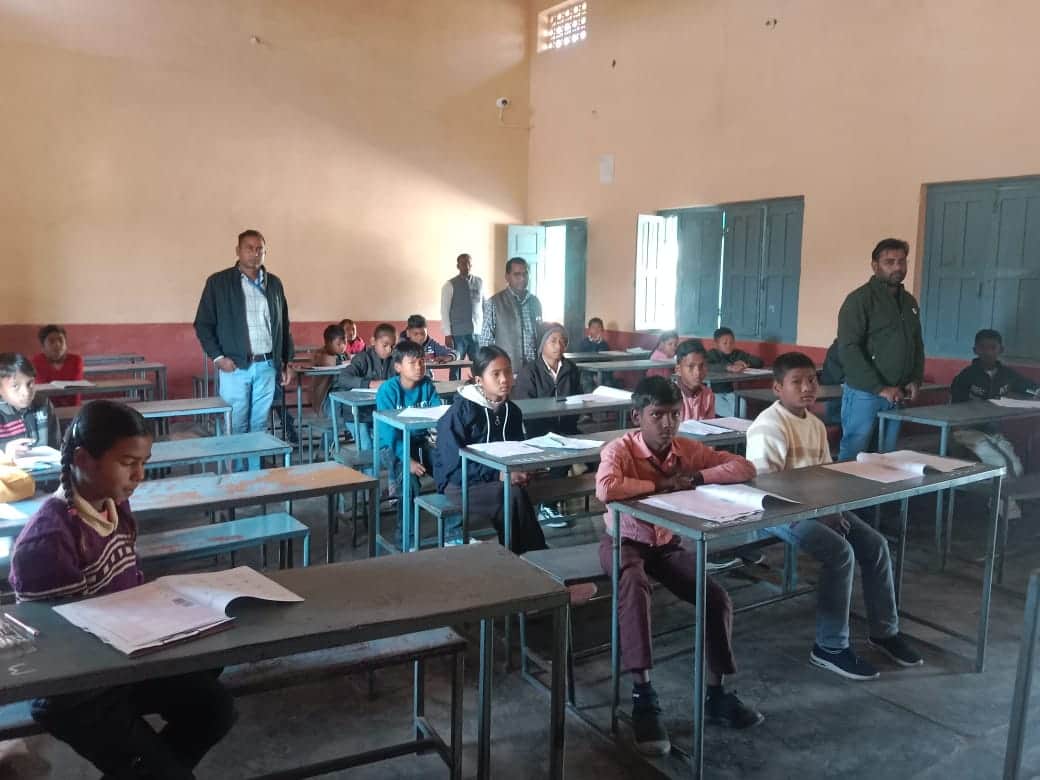 पलिया के बलदेव वैदिक इंटर कॉलेज में नवोदय विद्यालय की प्रवेश परीक्षा देते छात्र-छात्राएं। संवाद