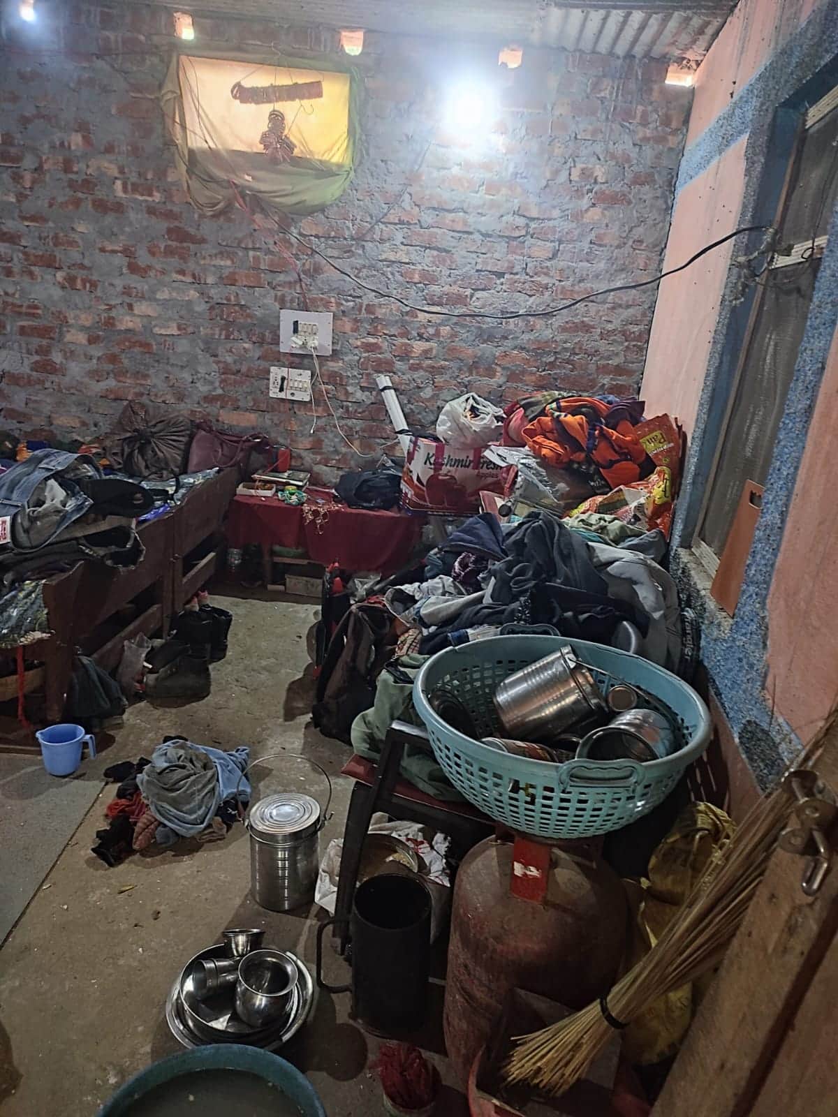 प्राकृतिक आपदा के बाद पड़ोसी केघर में सामान सहित कमरे में रहनेको मजबूर परिवार। संवाद