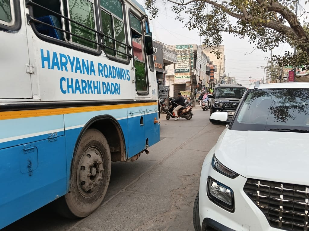 Where there is a market, there is also helplessness... Civil Hospital Road groaning with problems