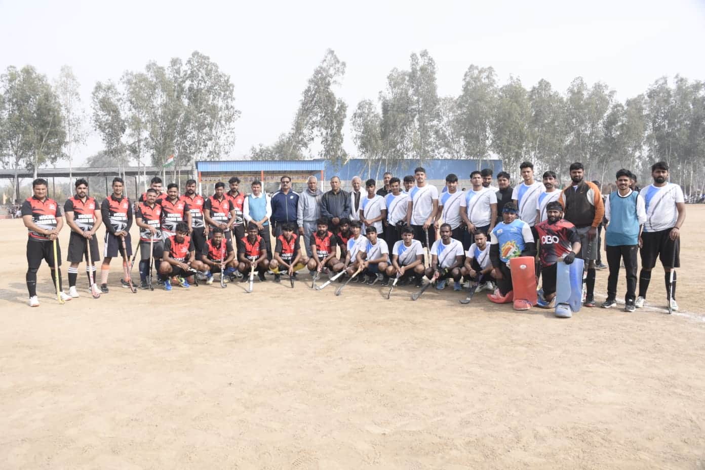 प्रतियोगिता में टीमों के साथ अतिथि व गणमान्य व्यक्ति।