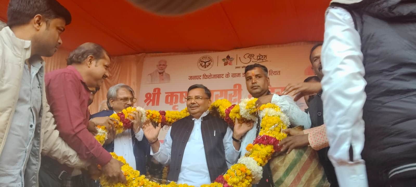 पर्यटन मंत्री का फूलमालाओं से स्वागत करते भाजपा कार्यकर्ता। स्रोत संवाद