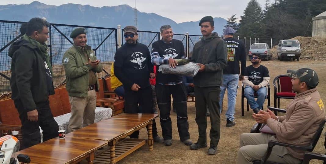 पधर क्षेत्र के बरोट स्थित फुलाधार में वन मित्रों को पुरस्कृत करते दिल्ली के सॉइल थंपर् राइडर ग