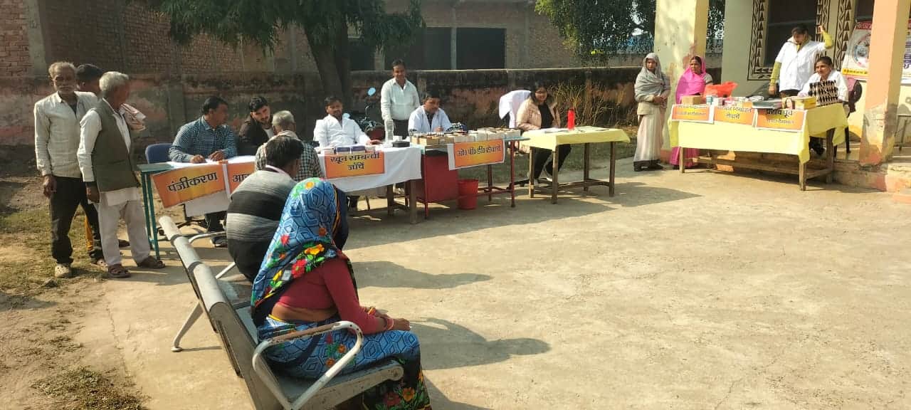 राजा का रामपुर पीएचसी पर मरीजों का परीक्षण करते चिकित्सक। संवाद
