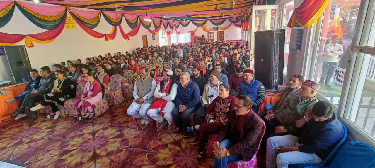 राजगढ़ में आयोजित हिन्दू सम्मेलन में उपस्थित लोग। संवाद