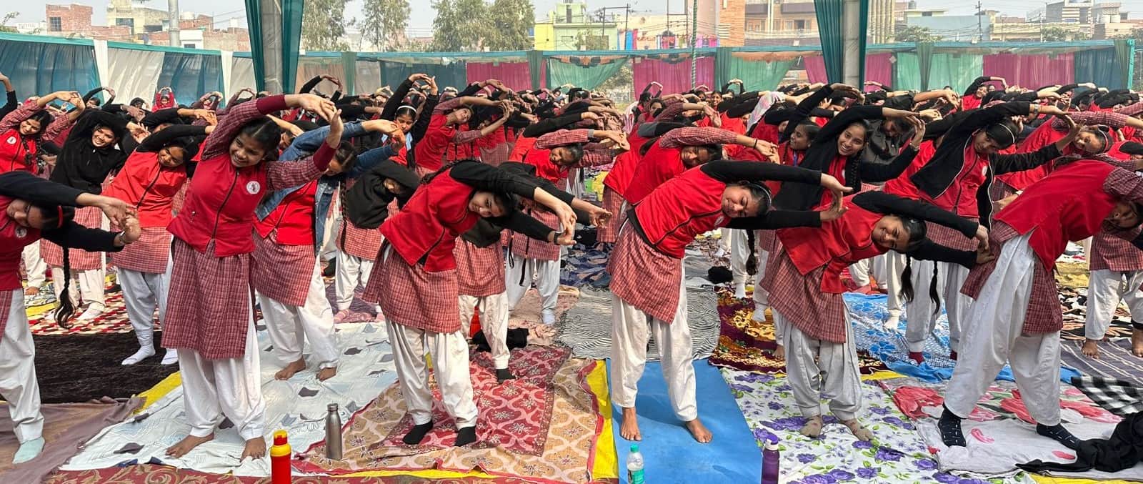 रामनिवास बालिका इंटर कॉलेज में योग करती छात्राएं। संवाद