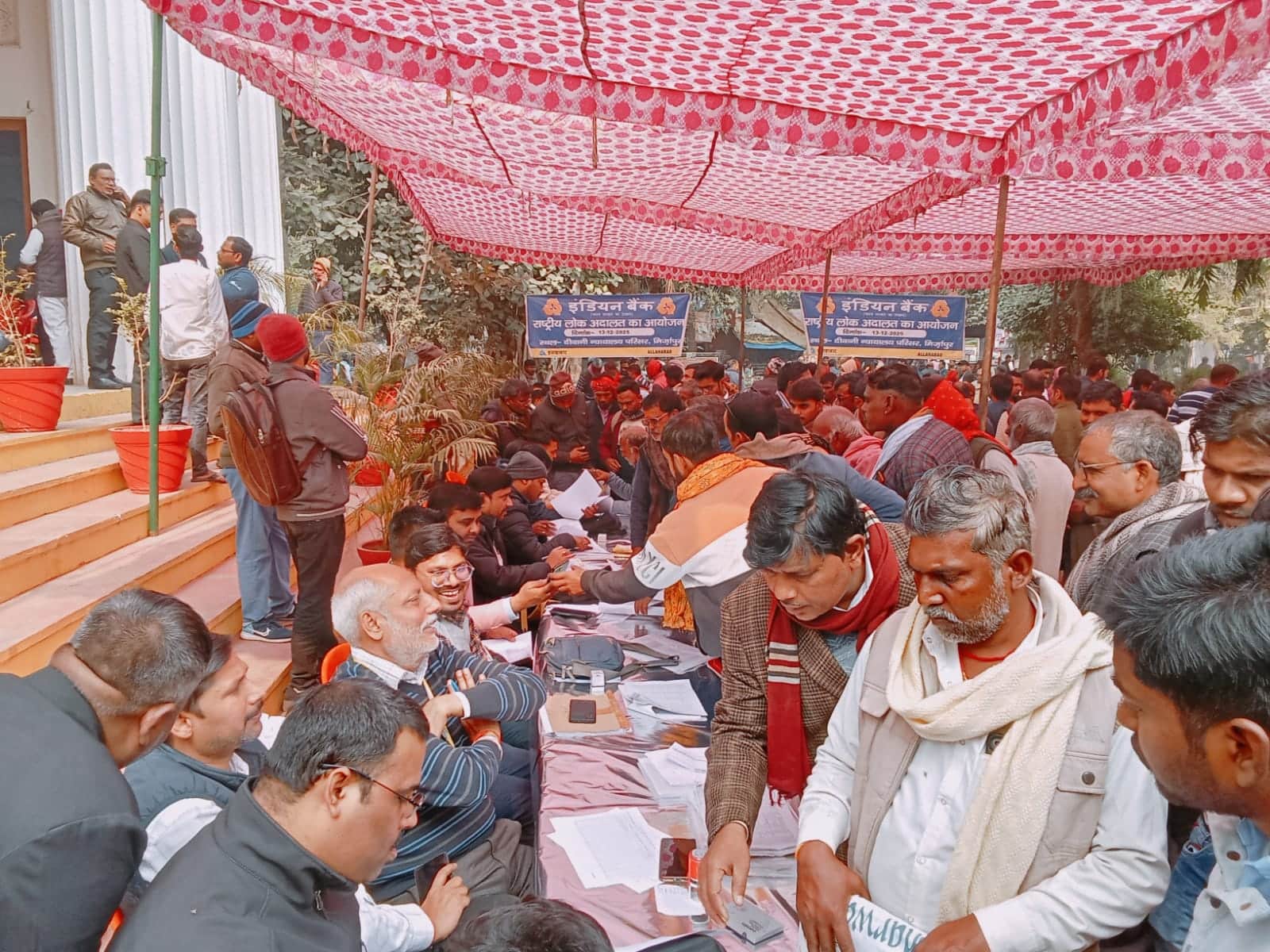 राष्ट्रीय लोक अदालत में अपनी समस्या बताते लोग। स्रोत- संवाद