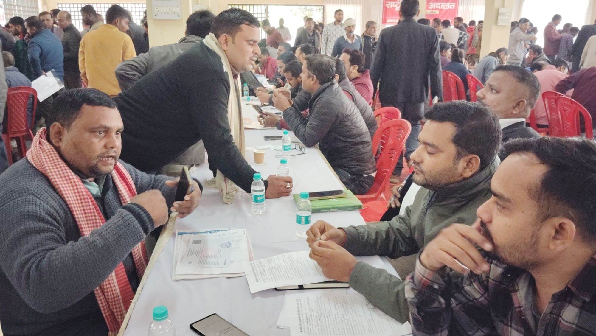 राष्ट्रीय लोक अदालत में लगे कैंप में जुटी भीड़।