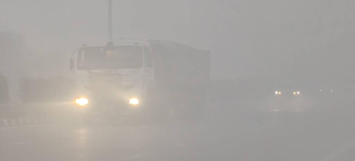 Fog slows down vehicle speed, AQI crosses 400