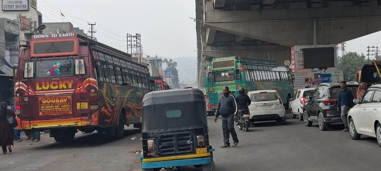 सांबा। कस्बे के मुख्य चौक हाइवे पर खडे बेतरतीबी यात्री वाहन