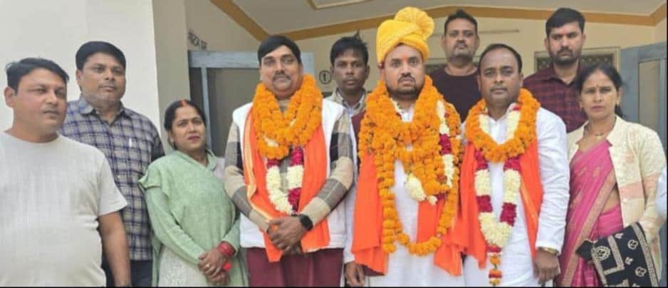  सिंचाई विभाग डाक बंगले में ग्रामीण सफाई कर्मचारी संघ के नवनिर्वाचित पदाधिकारी। स्रोत: संगठन 