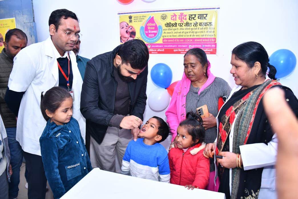 सीएचसी सिरसागंज पर बच्चों को पोलियों की खुराक पिलाते सुमित सिंह