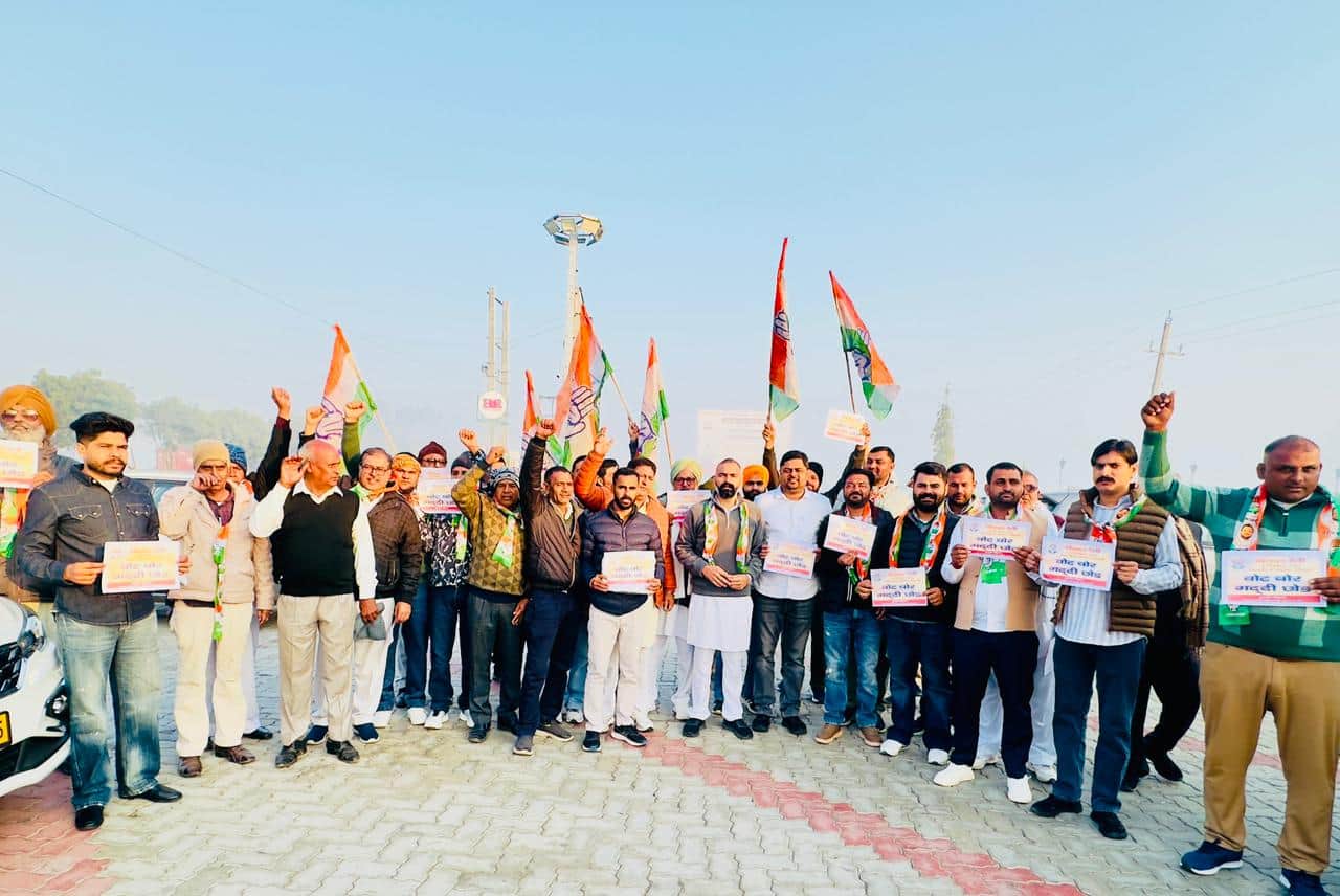 साहा से दिल्ली में होने वाली कांग्रेस रैली के लिए रवाना होते कार्यकर्ता। प्रवक्ता