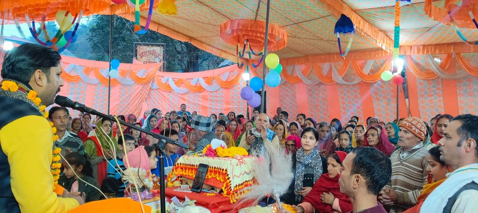 सोई में आयोजित श्रीमद् भागवत कथा में उपस्थित श्रद्धालु। स्रोत: जागरूक पाठक।