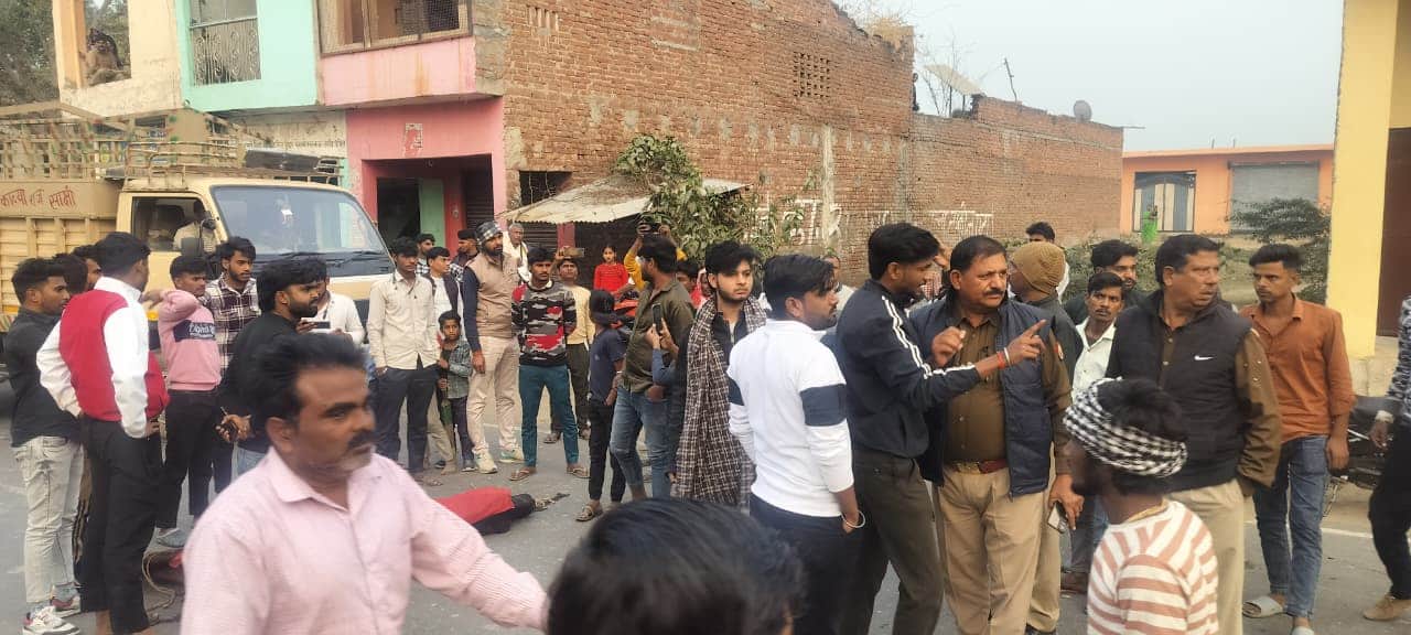 सकीट में आसपुर मार्ग पर जाम लगाते गोरक्षा दल के कार्यकर्ताओं को समझाती पुलिस। संवाद