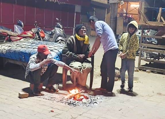 संकटा देवी मंदिर में कूड़ा जलाकरठंड को दूर करते लोग-संवाद