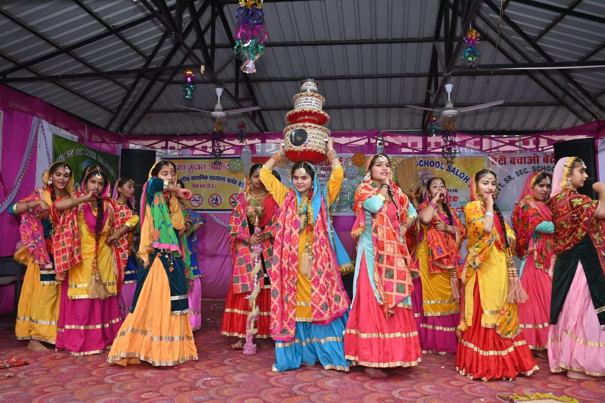 Students of Saroh School ignited the spirit with patriotic songs.