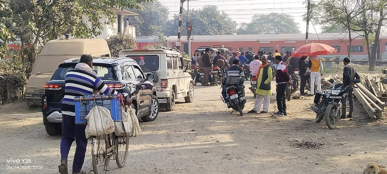 Railway crossing remained closed for 40 minutes...people remained stuck in the jam.