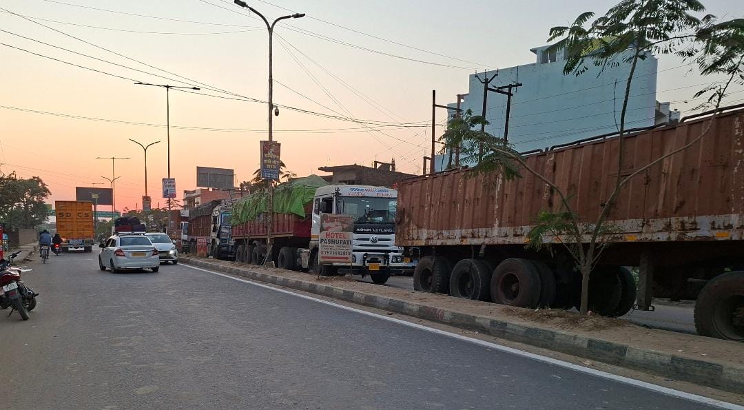 There is a 12 km long traffic jam at the border, vehicles will enter Nepal by 12 midnight.