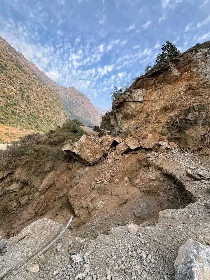 Road Closed Due To Fell Rock - Shimla News - Shimla News:सुन्नी-लुहरी ...