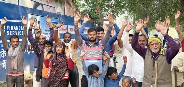 सोनवार भैरवपुरवा में सड़क के लिए प्रदर्शन करते ग्रामीण। स्रोत: सोशल मीडिया 