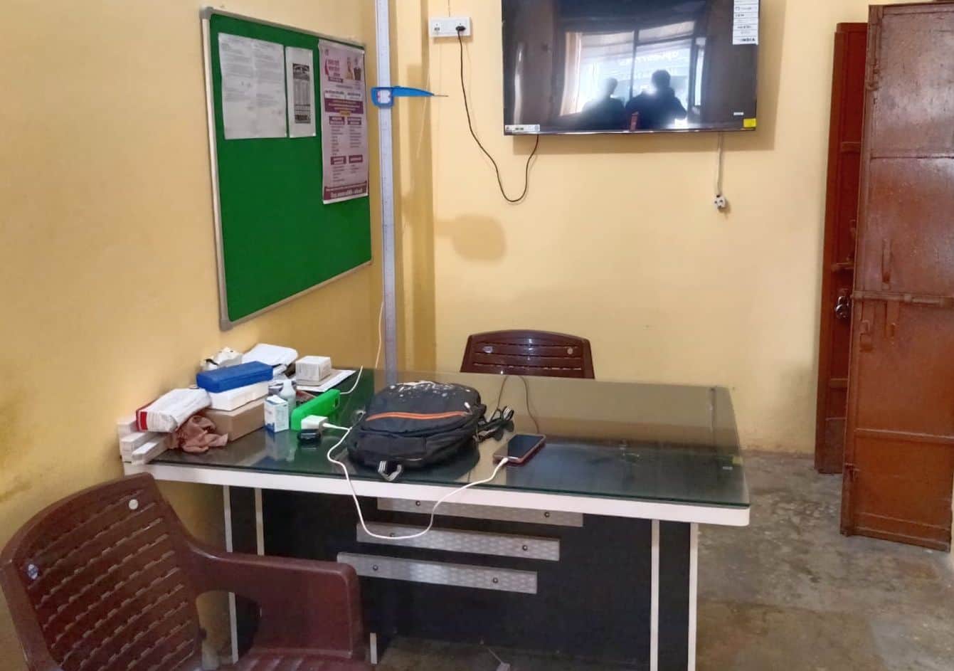 सिराथू कस्बा स्थित अर्बन आयुष्मान आरोग्य मंदिर में डॉक्टर की खाली कुर्सी।  संवाद