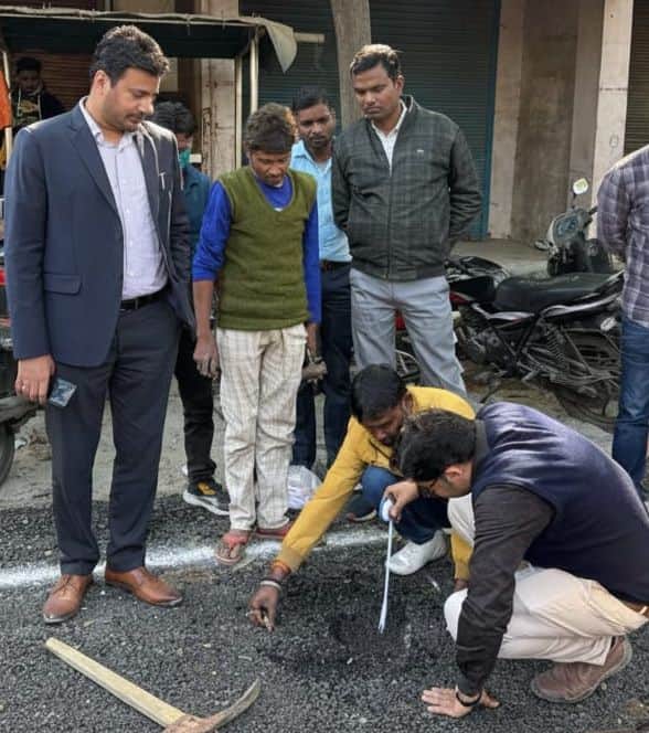 सड़क निर्माण की गुणवत्ता जांच के लिए सैंपल लेते हुए। स्रोत : सूचना विभाग