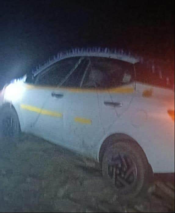 शहर के अमापुर रोड पर नदी में उतरी हुई कार। स्रोत पुलिस विभाग