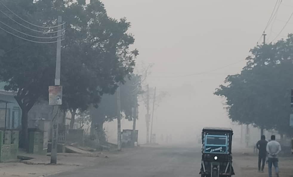 शहर में अलीगंज रोड पर छाया हुआ कोहरा। संवाद