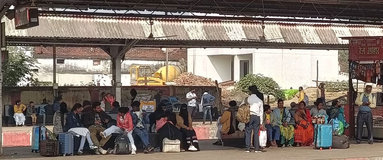 Four trains passing through Barabanki delayed by hours, Barauni Express cancelled