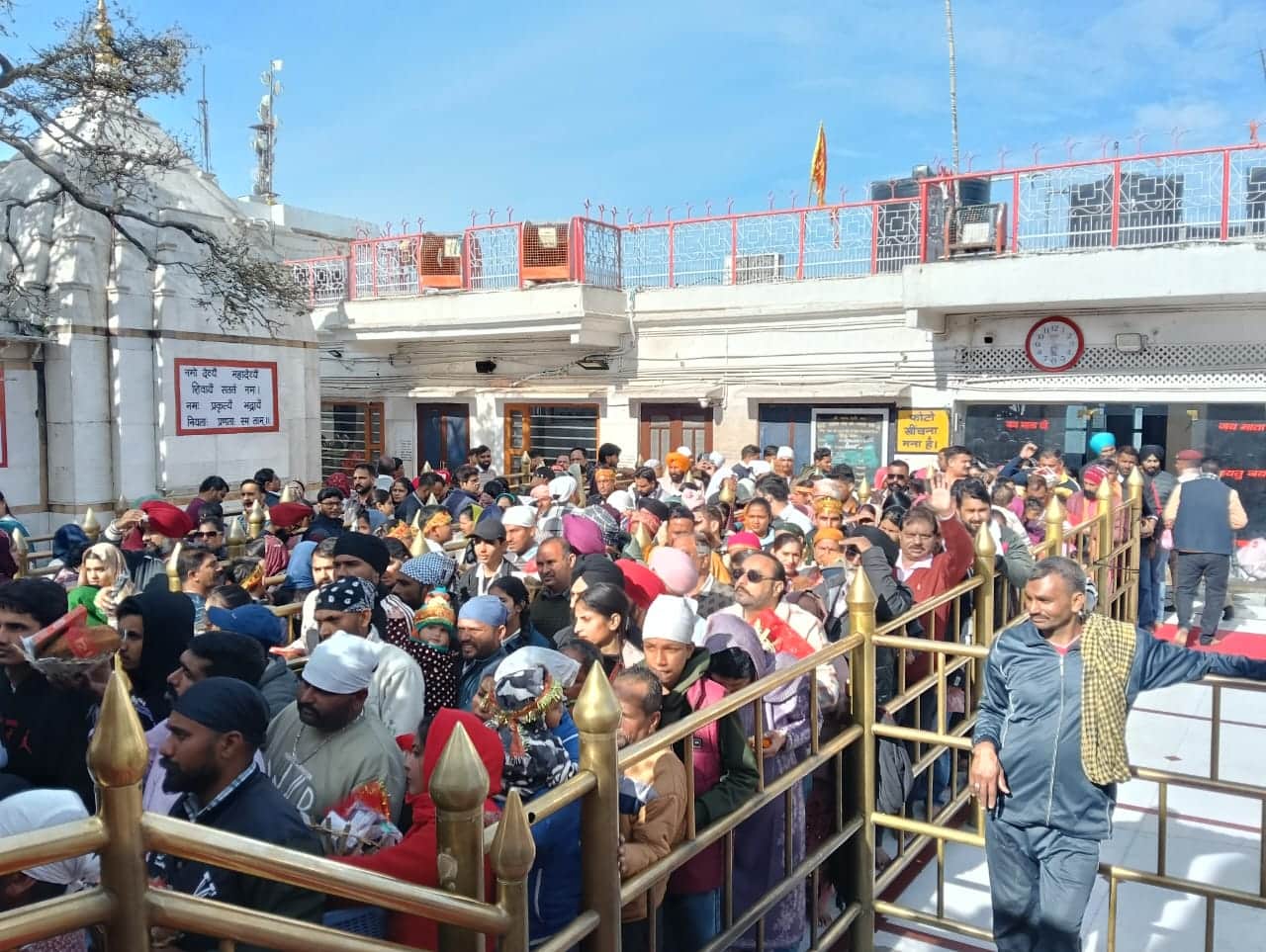 श्री नयना देवी जी में दर्शनों के लिए पहुंचे श्रद्धालु। संवाद