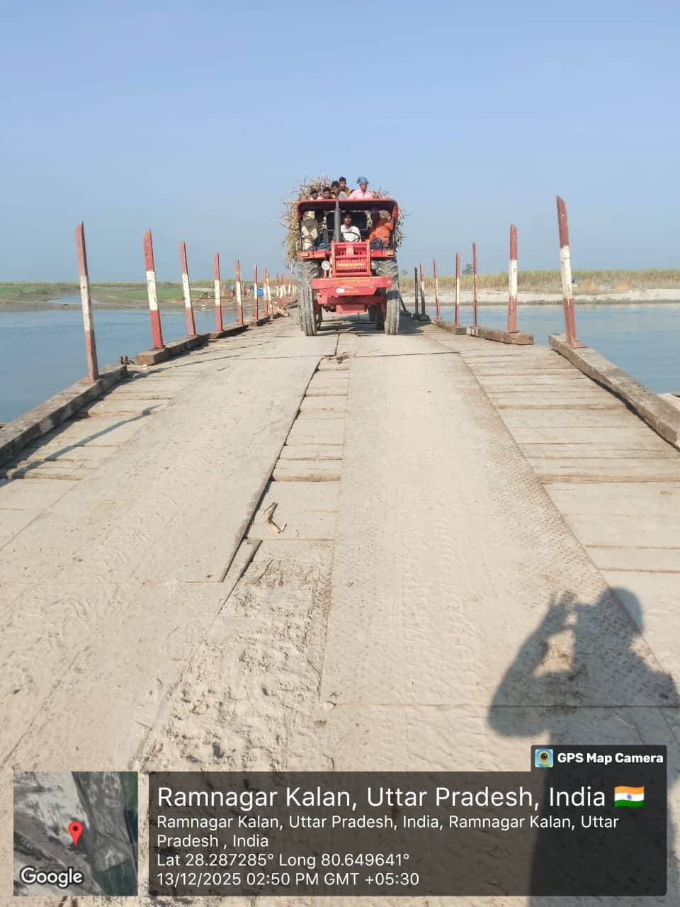 शारदानदी में रामनगर घाट पर बना पैंटून पुल चालू। संवाद