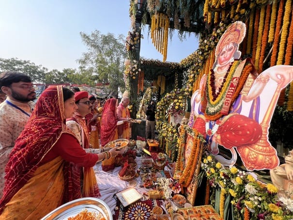 At the Sheetla Mata Temple, 10,000 devotees recited the Hanuman Chalisa 125,000 times.