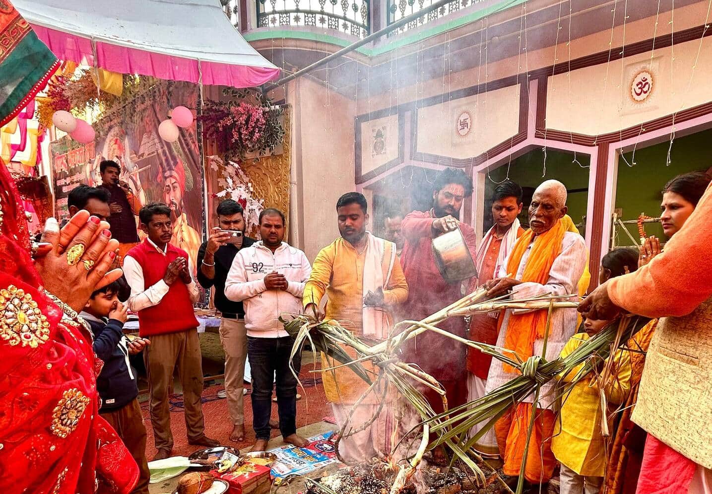 टांडा के परसाई कला में श्रीमद्भागवत कथा के समापन अवसर पर रविवार को हवन-यज्ञ करते श्रद्धालु।