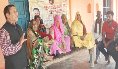 टूंडला के मदावली मे बैठक करते धनगर महासभा के प्रदेश अध्यक्ष भंवार सिंह धनगर संगठन