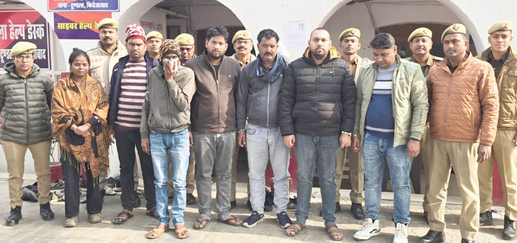 टूंडला में गिरफ्तार करोड़ों के गमन में उप डाकघर के सहयोगी कर्मचारीपुलिस