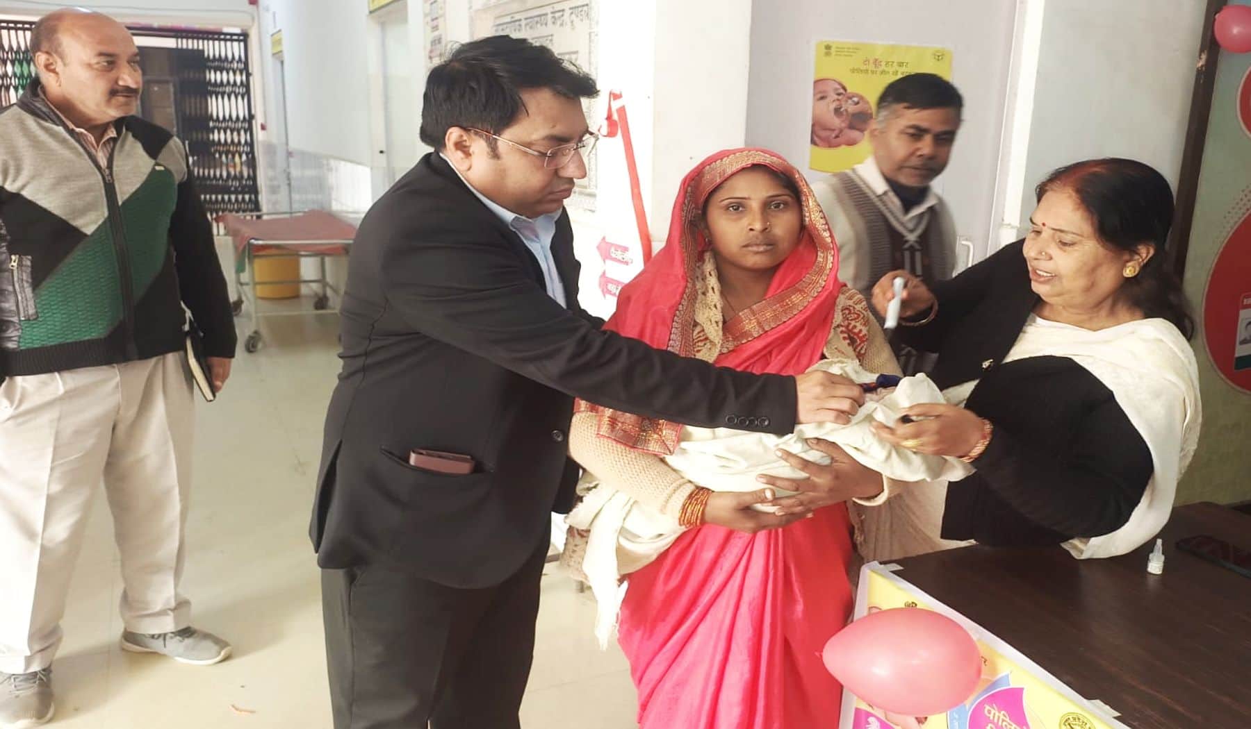  टूंडला सीएचसी पर दो बूंद जिंदगी की पिलाते सीएचसी अधीक्षक सोनू चतुर्वेदीसंवाद