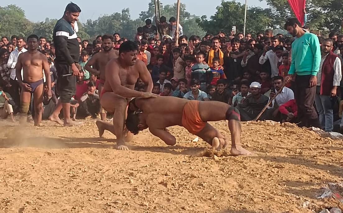 तेलियाकोट में आयोजित कुश्ती प्रतियोगिता में भिड़ते पहलवान। स्रोत: सोशल मीडिया 