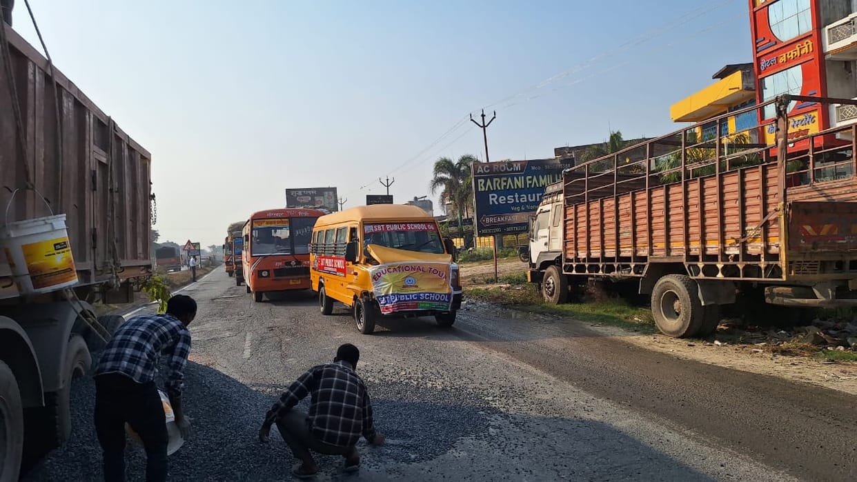 Gravel spilled onto the highway after a truck collision, causing a traffic jam.