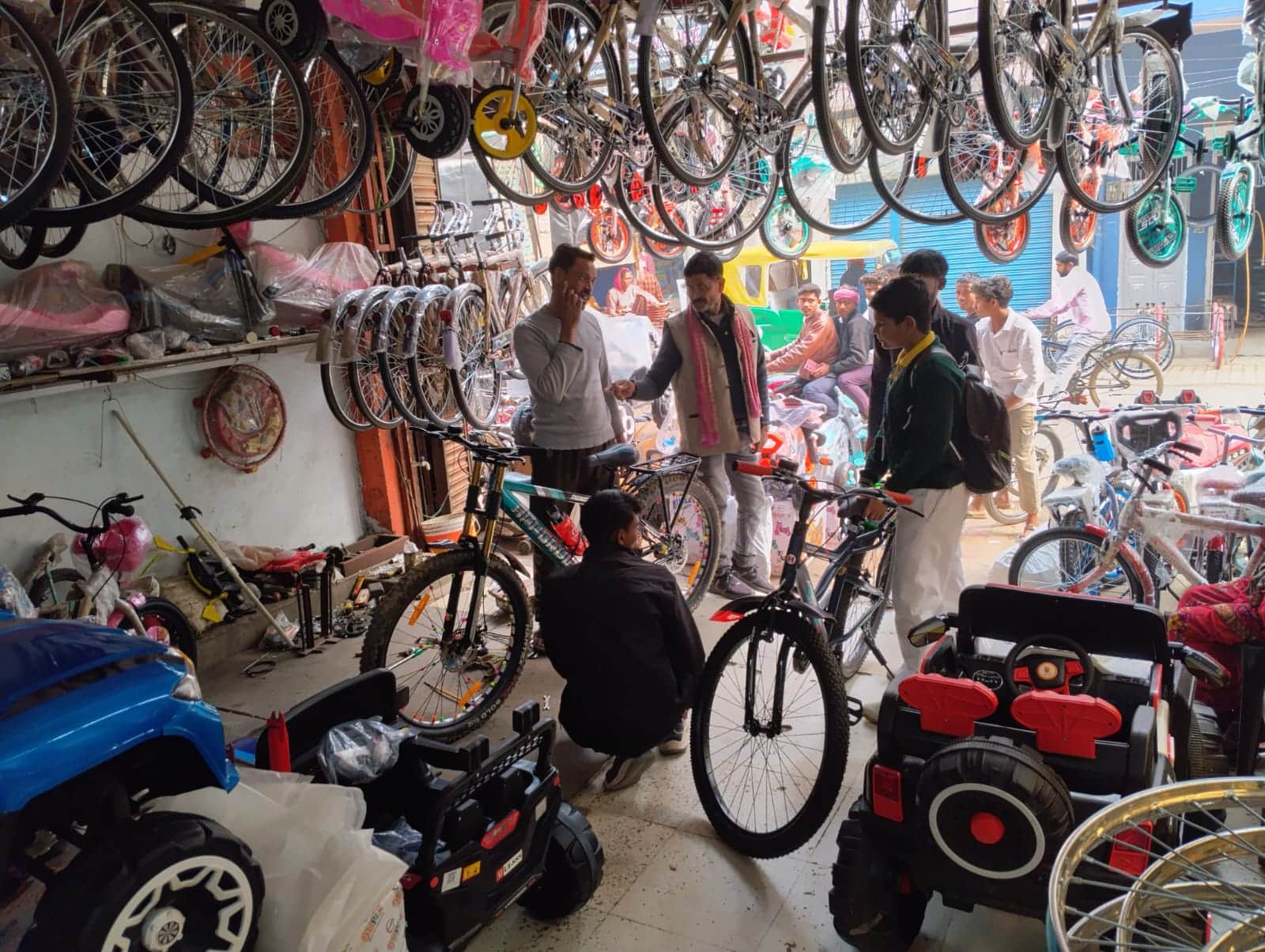 दुकान पर नई साइकिल की खरीदारी करते ग्राहक।- संवाद।
