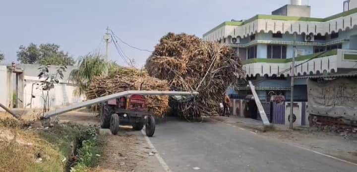 थानाभवन में ओवरलोड गन्ने के ट्रक ने तोड़े   बिजली के खंभे । संवाद