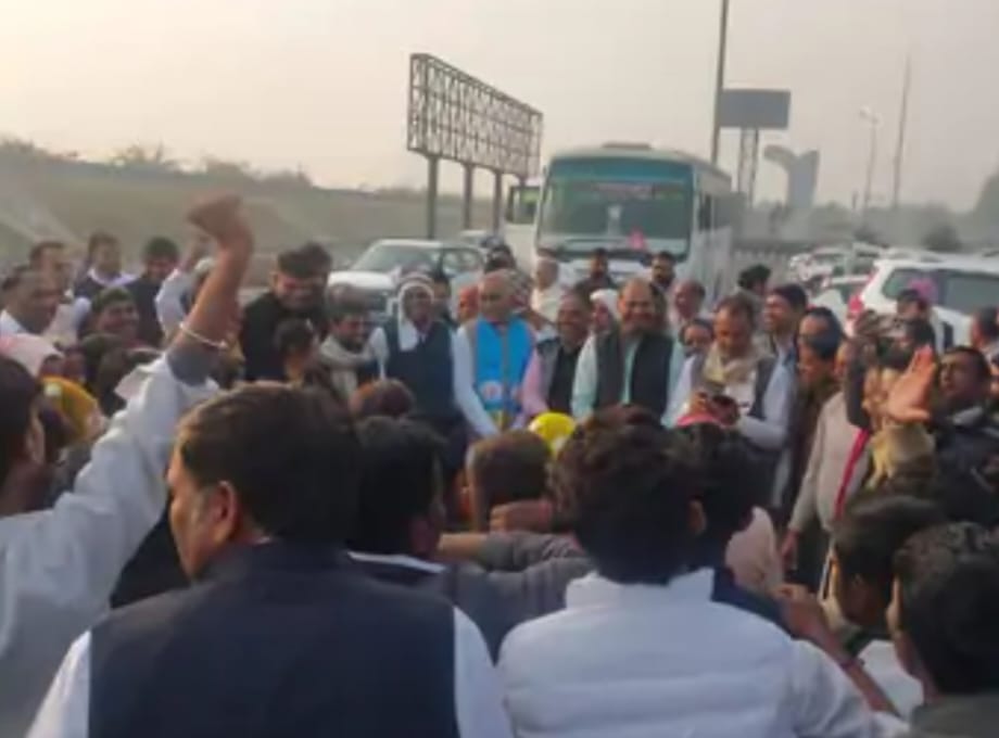 दौसा से दिल्ली में कांग्रेस की रैली के लिए रवाना होते कार्यकर्ता