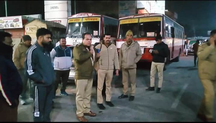 धामपुर में देर रात सड़क हादसे में व्यक्ति की मौत के बाद घटना स्थल पर मौजूद पुलिस स्त्रोतनागरिक