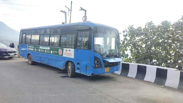 धर्मशाला के कैंची मोड पर तीन दिन से खराब खड़ी एचआरटीसी की बस। संवाद