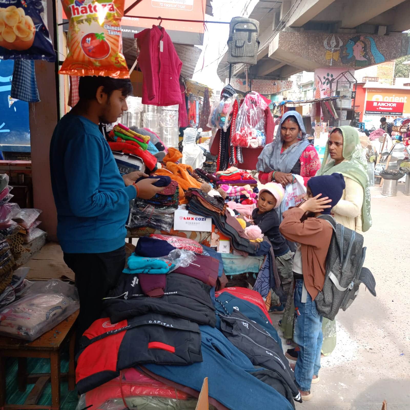 v28 सीकेटीपी-12- परिचय- शहर में सजा ऊनी कपड़ों का बाजार । संवाद