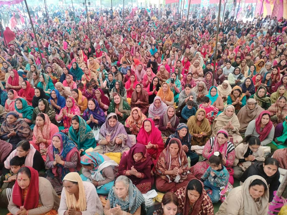 विजयपुर श्री राम महायज्ञ कथा में प्रवचन सुनते श्रद्धालु