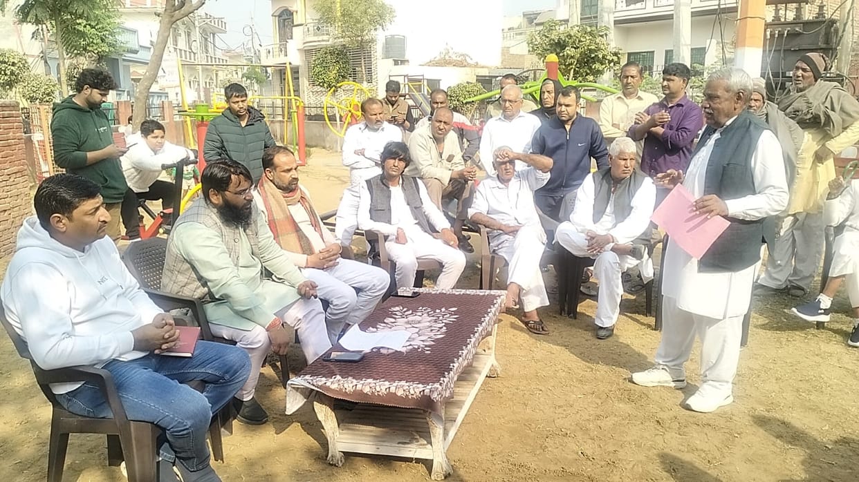 Nagar Panchayat Chairperson representative Bhavani Pratap and other employees listening to public problems in the open court in Vidya Nagar park.